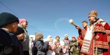 Митрополит Алексий совершил праздничную литургию в Рощино