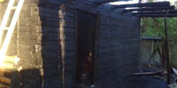 Тревожное утро в Полетаево: пожарные тушили баню