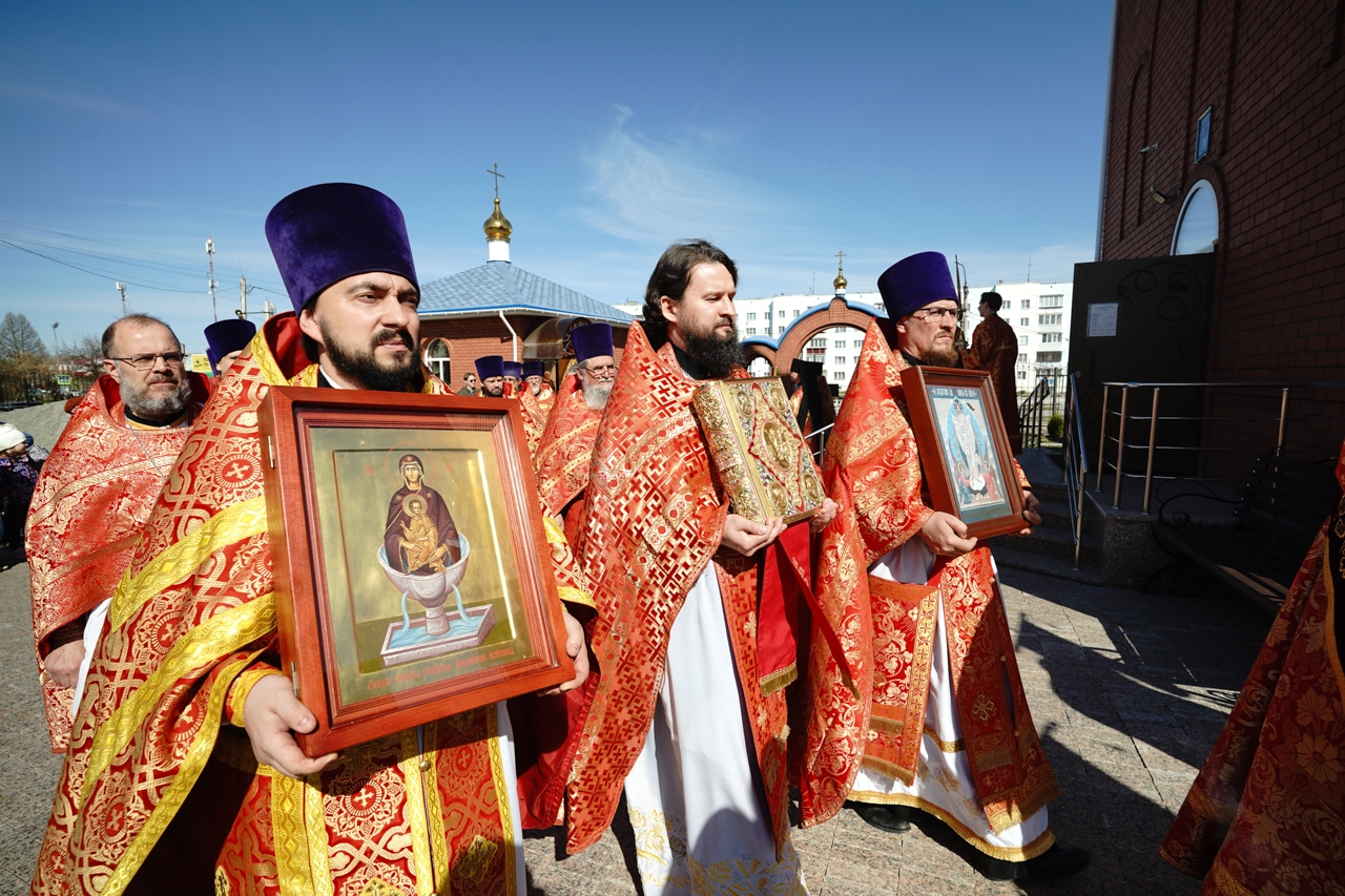 Митрополит Алексий совершил праздничную литургию в Рощино