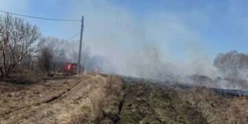 Ветер и пламя: огнеборцы ликвидировали пожар в Сосновском округе