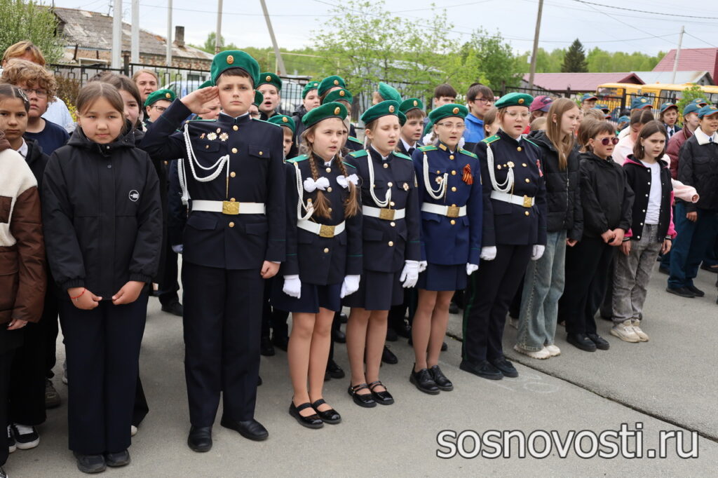 В Долгодеревенскую школу десантники привезли передвижную выставку