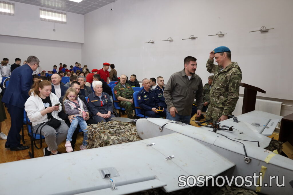 В Долгодеревенскую школу десантники привезли передвижную выставку