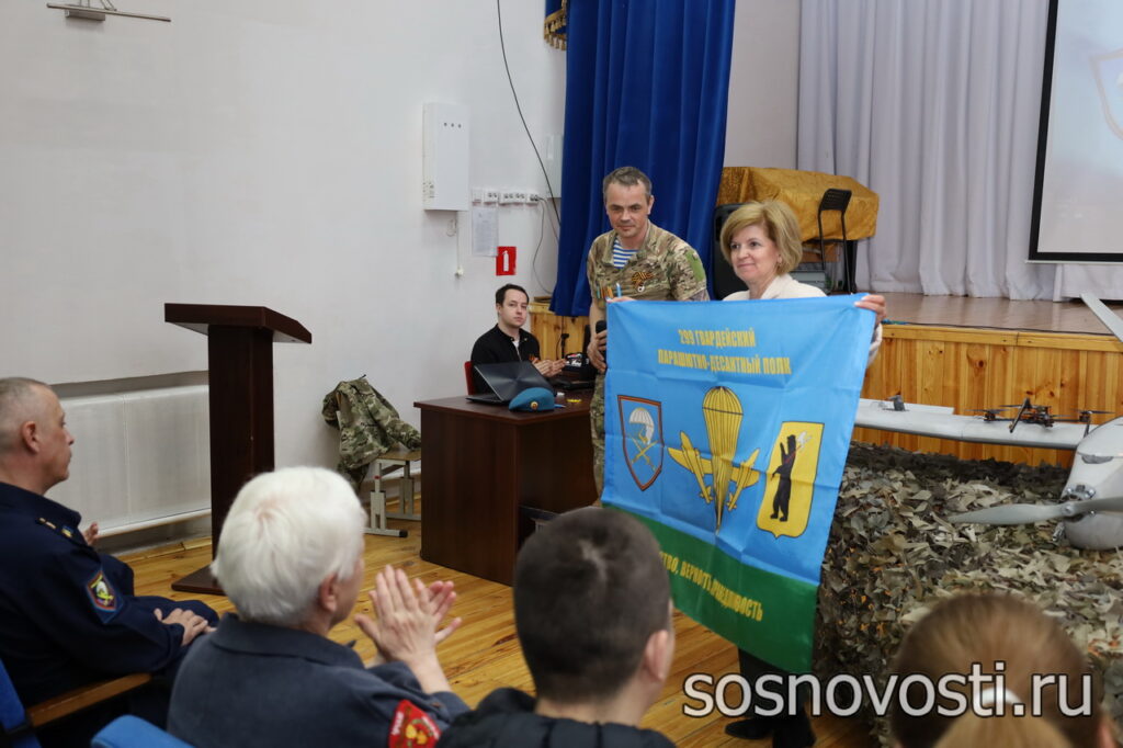 В Долгодеревенскую школу десантники привезли передвижную выставку