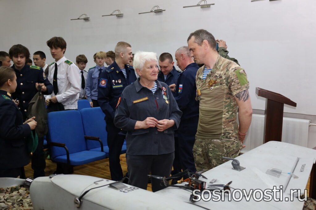 В Долгодеревенскую школу десантники привезли передвижную выставку