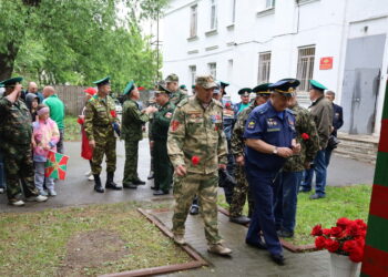 В День пограничника в Долгодеревенском открыли мемориальную табличку