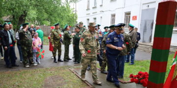 В День пограничника в Долгодеревенском открыли мемориальную табличку