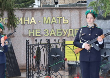 Кадеты Долгодеревенской школы заступили на вахту памяти у Вечного огня