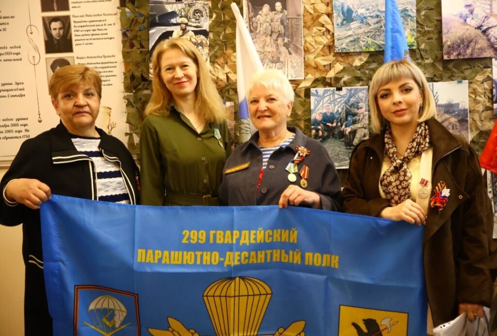 В Долгодеревенскую школу десантники привезли передвижную выставку