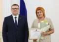 Опыт и преданность делу: специалиста из Сосновского округа наградил губернатор