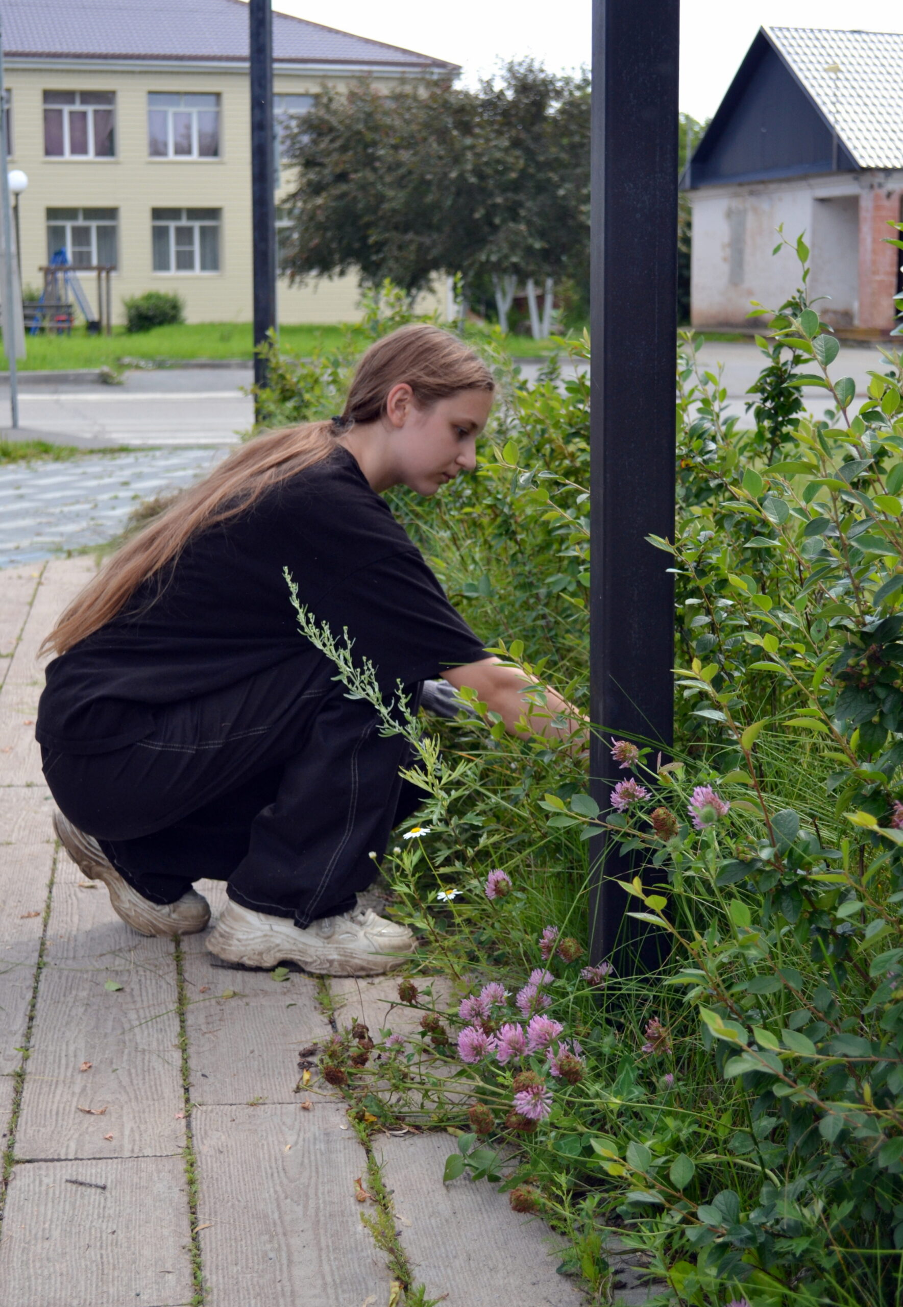 Есаульский расцветает: школьники благоустраивают родной посёлок