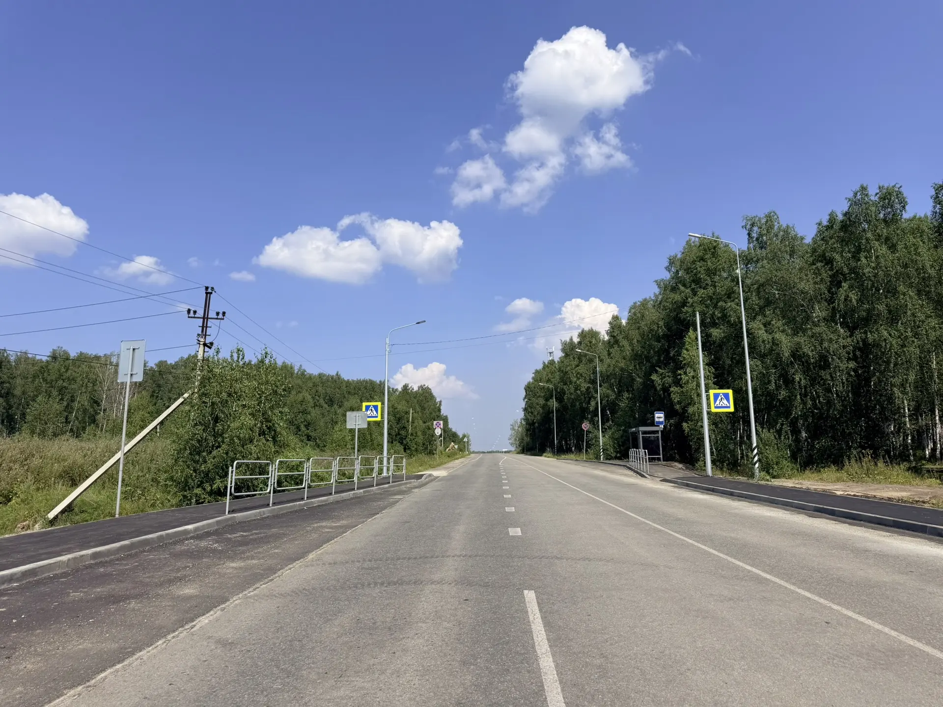 Новые остановки, тротуары и светофоры: в Сосновском округе дорожники ведут благоустройство
