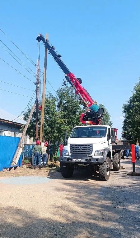 Свобода от перебоев: в Теченском демонтируют старые столбы электропередач