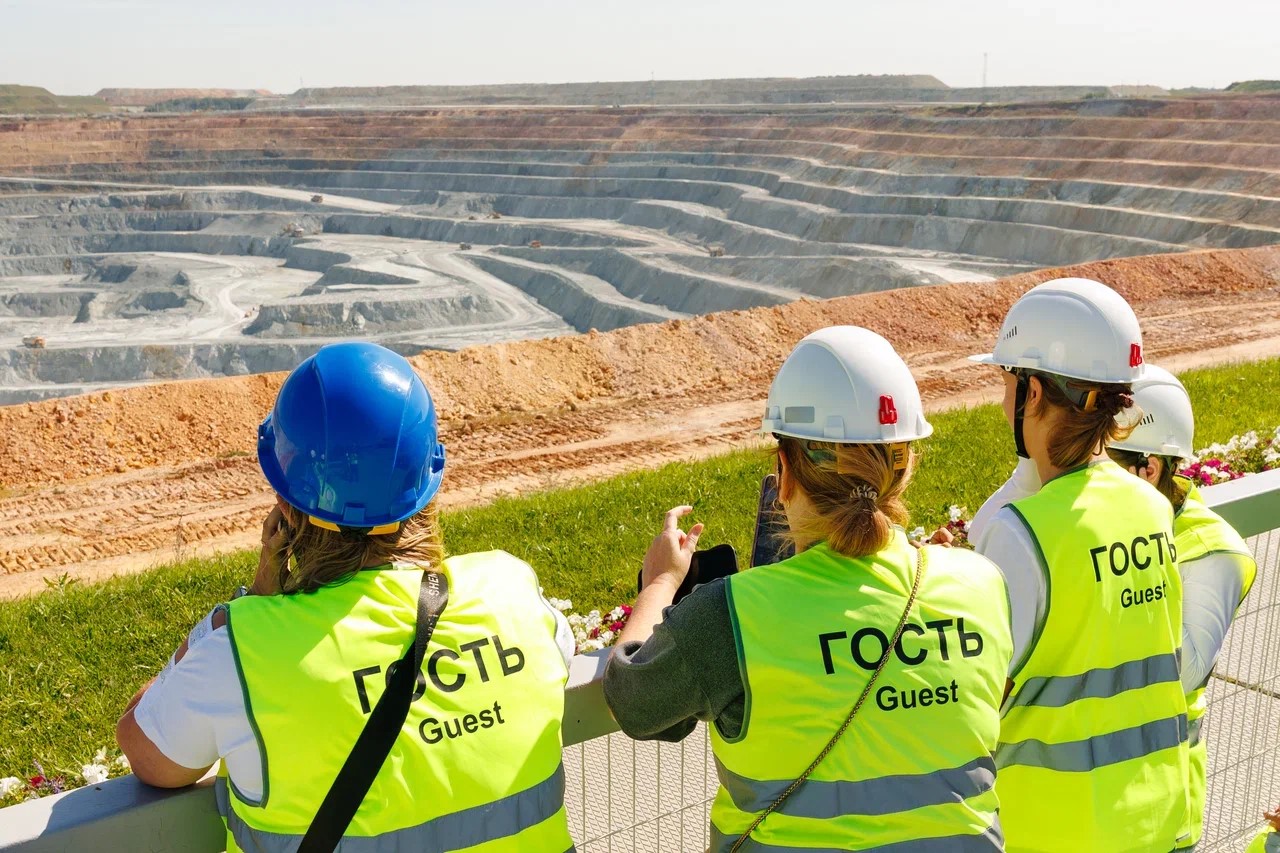 Школьники узнали, как работает горно-обогатительный комбинат
