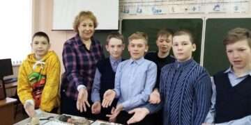 У школьной доски и в экспедициях: учитель Людмила Анушенкова более 50 лет знакомила учеников с географией