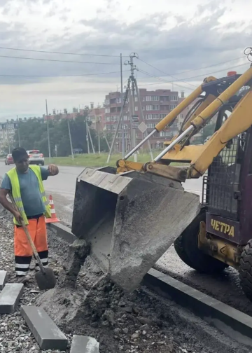 На въезде в Долгодеревенское продолжаются работы по благоустройству