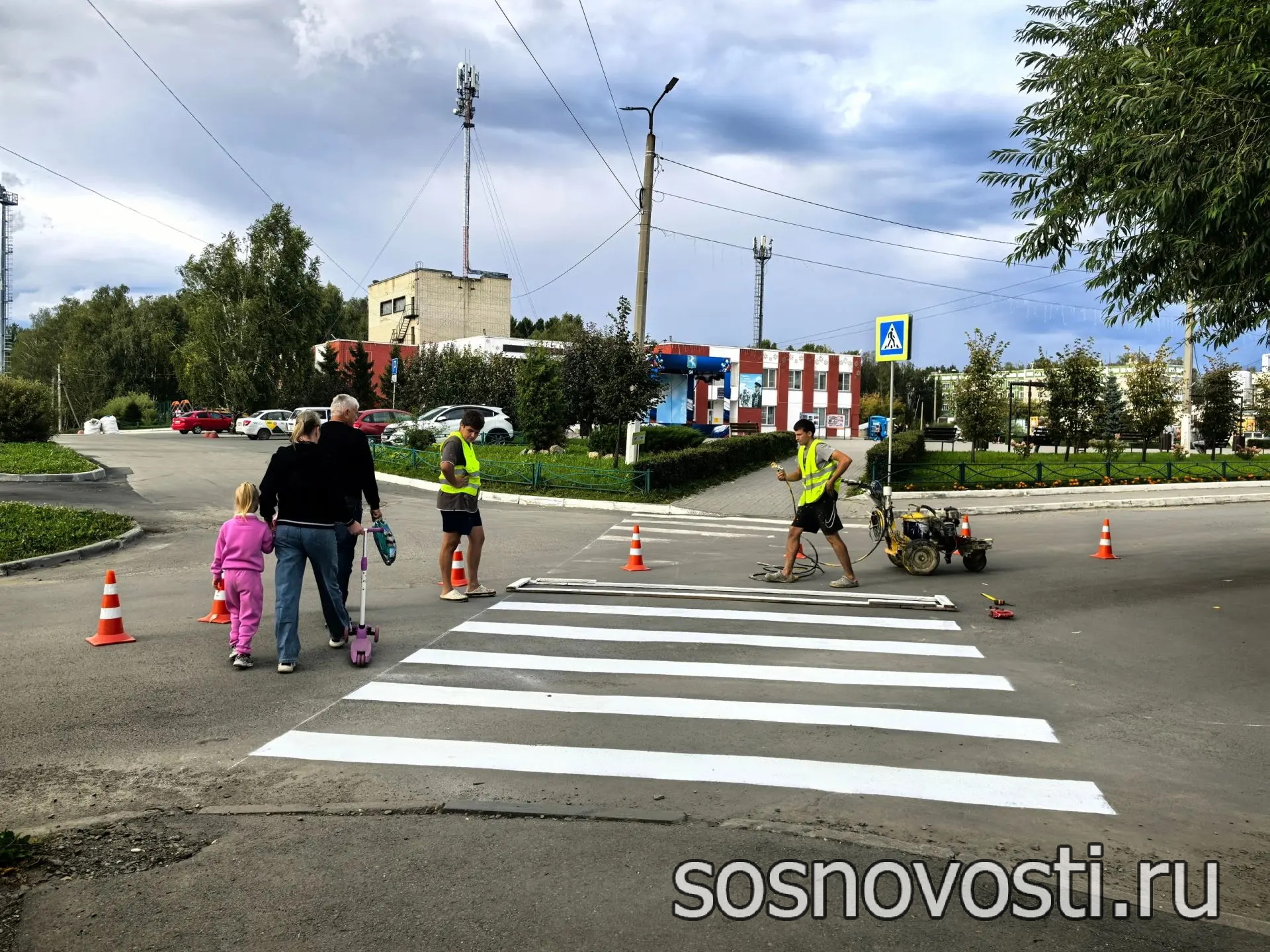 В Рощино обновляют дорожную разметку перед новым учебным годом