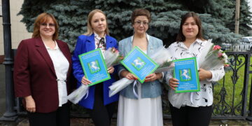 Работников МФЦ Сосновского округа наградили в честь профессионального праздника