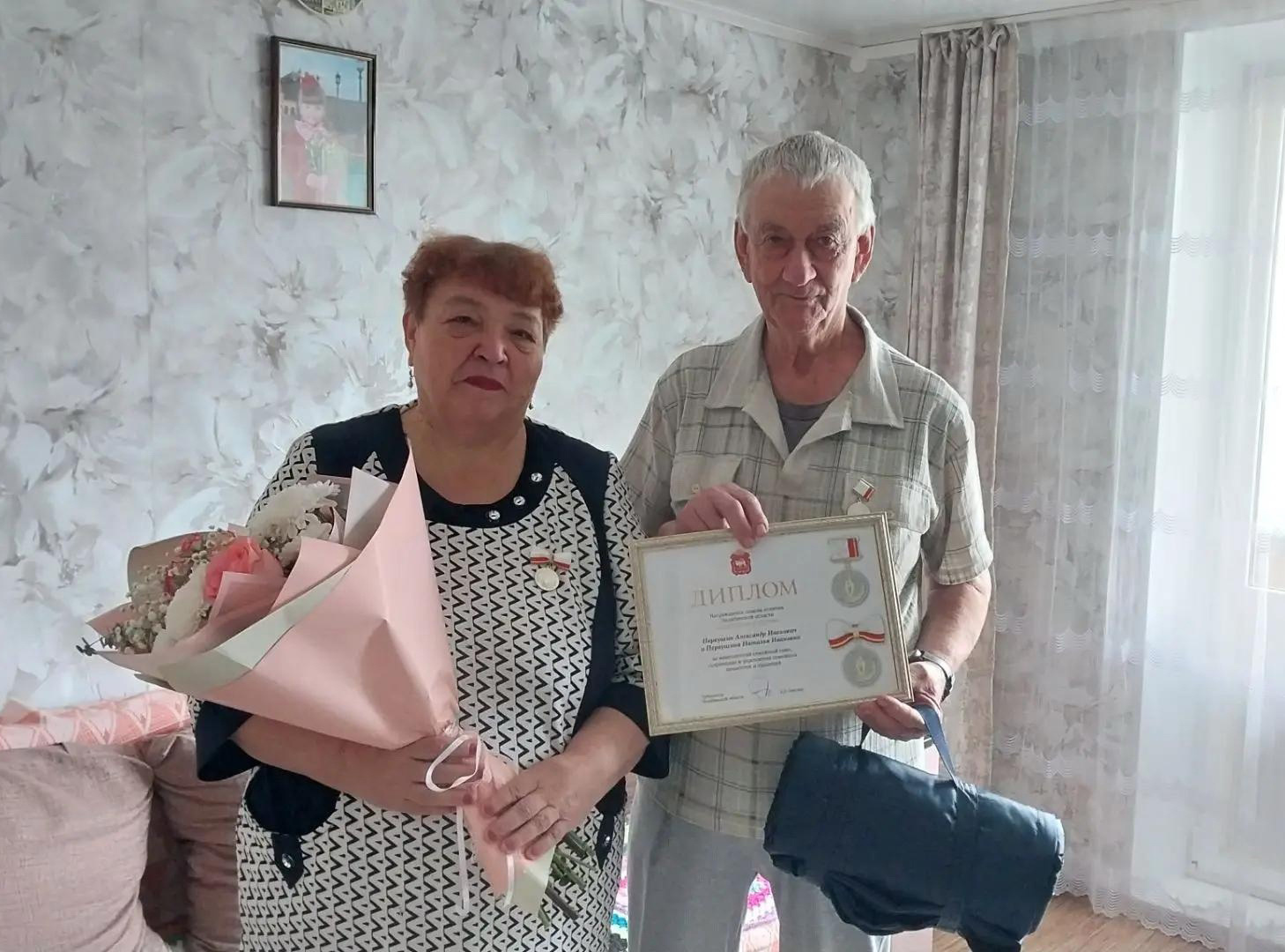 Две семьи из Мирного получили награду «Семейное счастье»