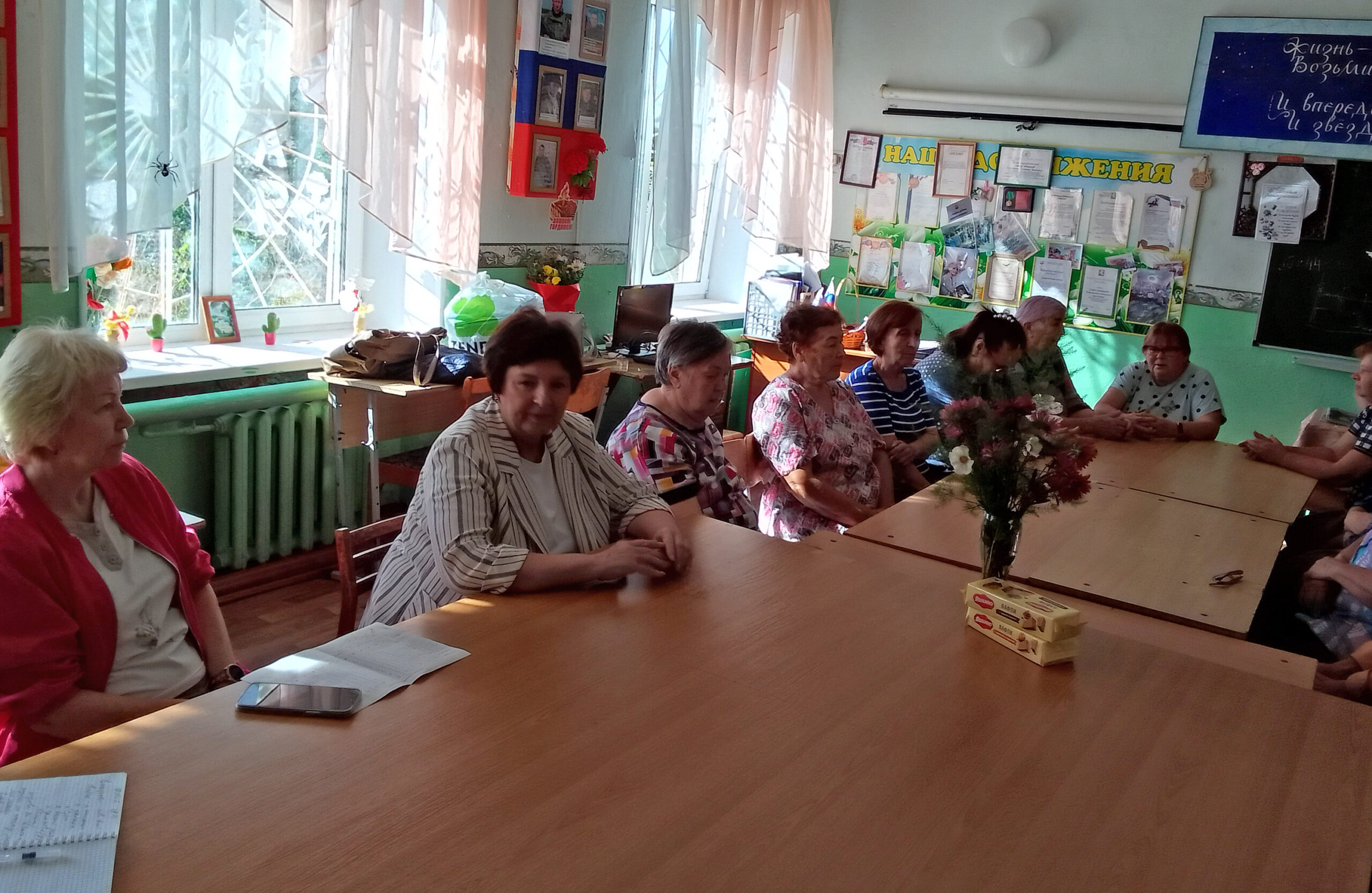 "Серебряные" волонтеры Есаульского принимали гостей и подарки
