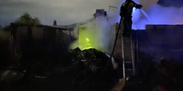 В Полетаево огонь уничтожил нежилой дом