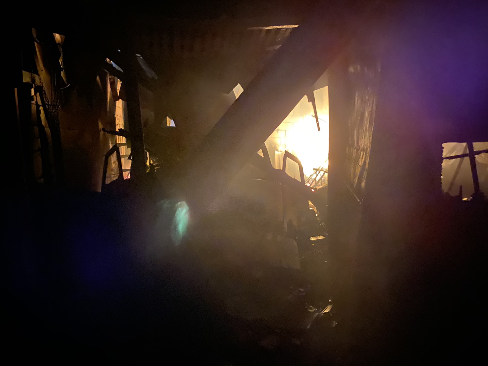 В Полетаево огонь уничтожил нежилой дом
