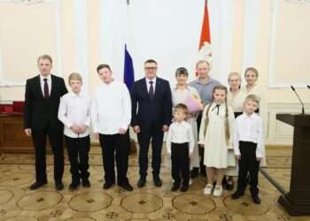 Губернатор вручил награду многодетной маме из Большого Баландино