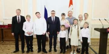 Губернатор вручил награду многодетной маме из Большого Баландино