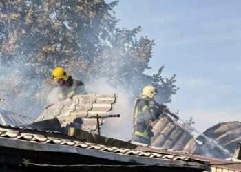 В Саргазах загорелась крыша частного дома на двух хозяев