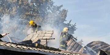 В Саргазах загорелась крыша частного дома на двух хозяев