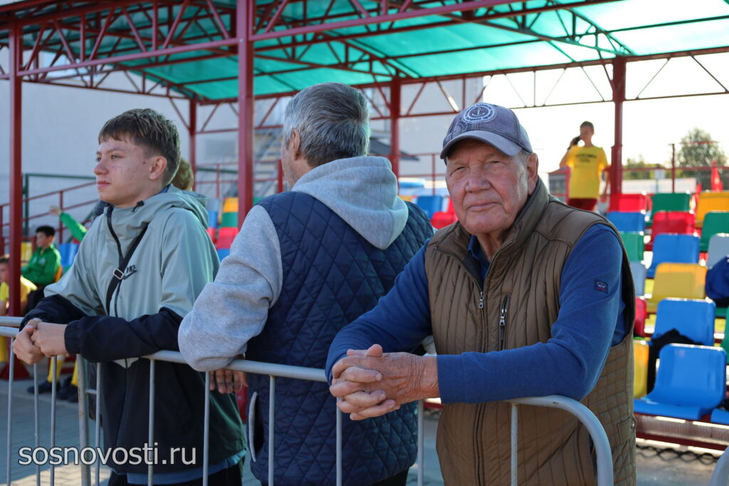 Сосновские футболисты играют на «Метрошке»