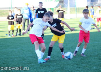 Сосновские футболисты играют на «Метрошке»