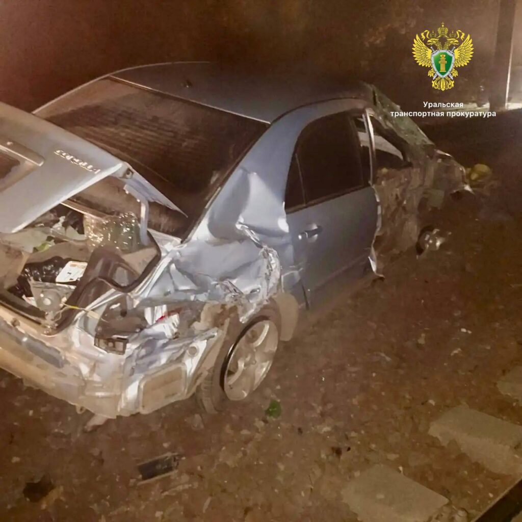 В Сосновском округе автомобиль выскочил на пути перед поездом