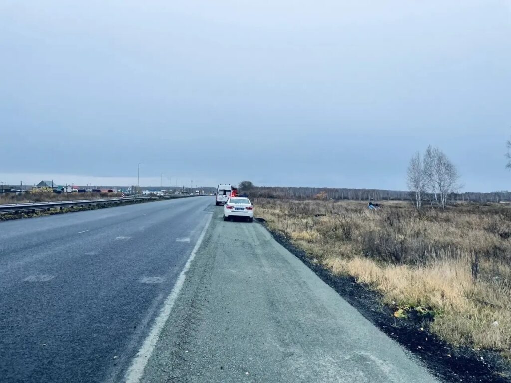 В Сосновском округе машина вылетела с трассы и опрокинулась на крышу