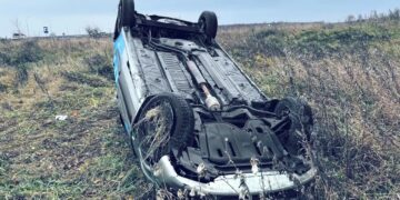 В Сосновском округе машина вылетела с трассы и опрокинулась на крышу