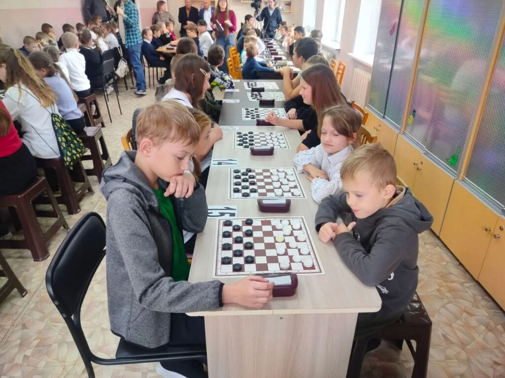 Сосновский школьник стал первым по итогам этапа Школьной Лиги шашек