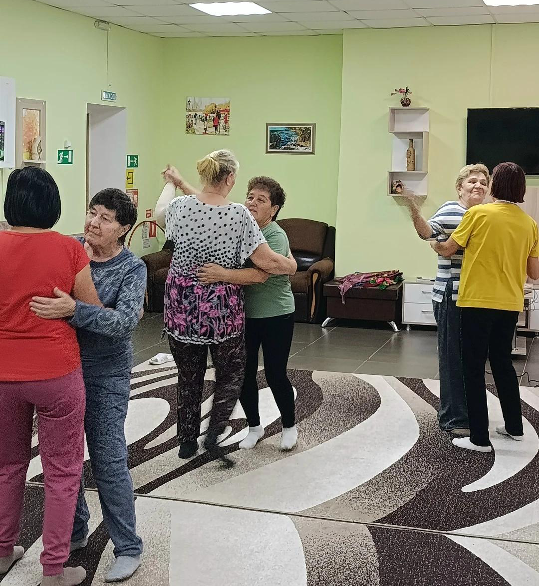 Музыкальный час для настроения: в комплексном центре пели и плясали