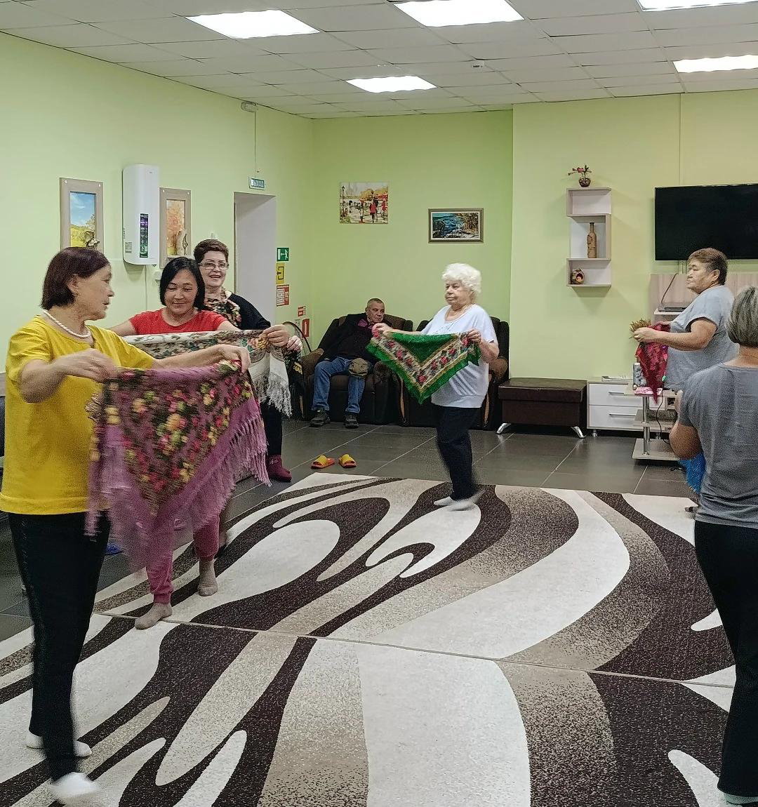 Музыкальный час для настроения: в комплексном центре пели и плясали