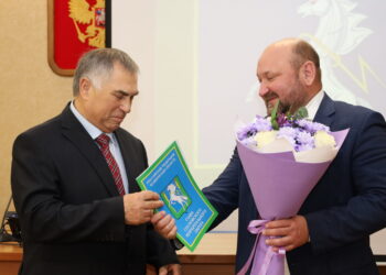 Генерала-майора милиции в отставке наградили в администрации округа