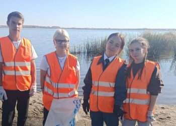 Кременкульские школьники провели субботник у озера Большой Кременкуль